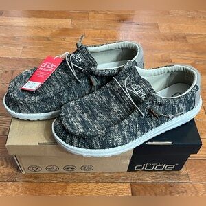NWT Men’s HEY DUDE slip on shoes - 9